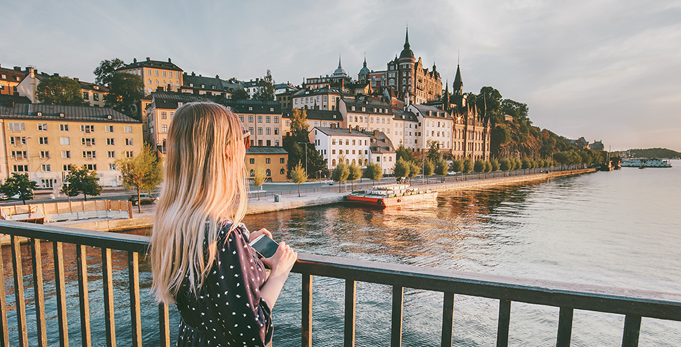 frau-auf-brücke-schweden-stadt