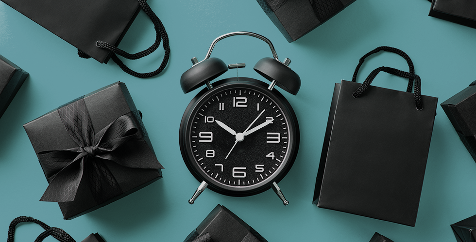 Black Friday Konzept Wecker mit Geschenken und Tüten