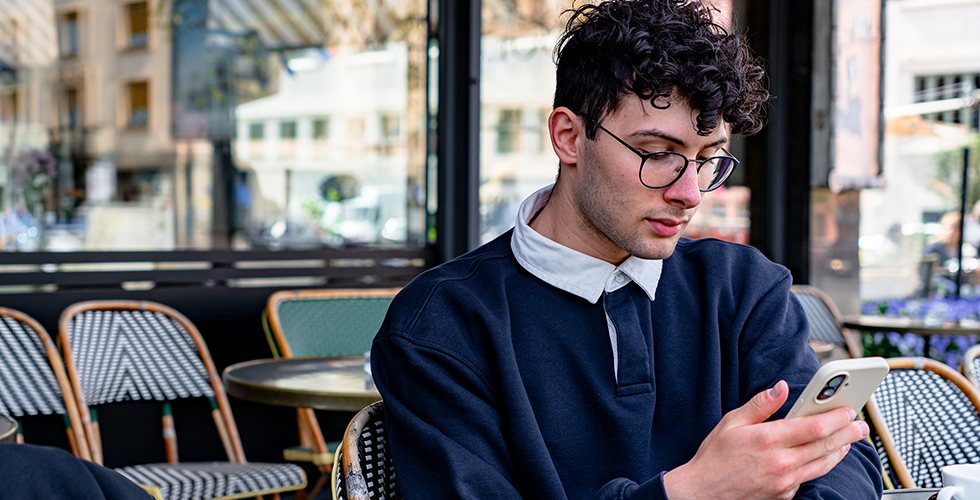 mann-mit-smartphone-in-cafe