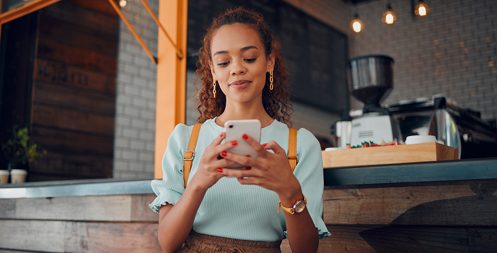 frau-mit-smartphone-im-cafe