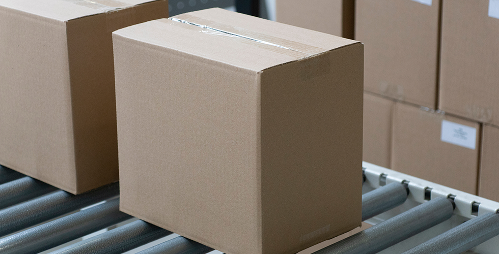 Pakete-auf-Rollband