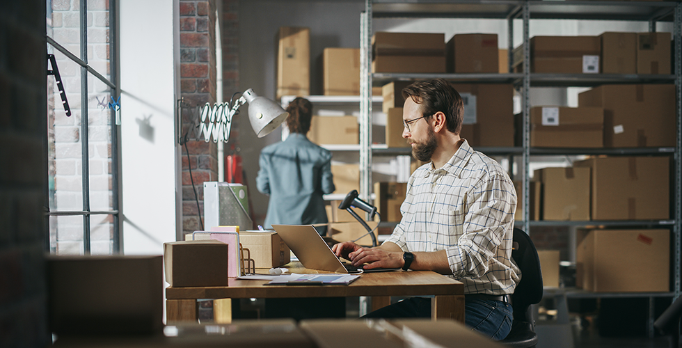 mitarbeiter-im-lager-packen-pakete