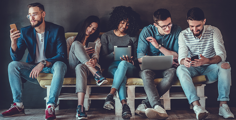 gruppe-menschen-mit-smartphones