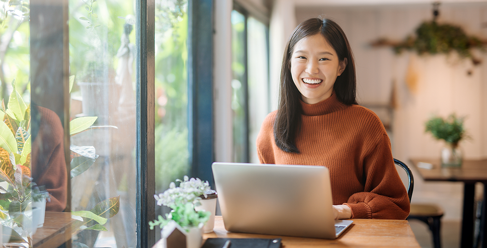 asian-woman-laptop