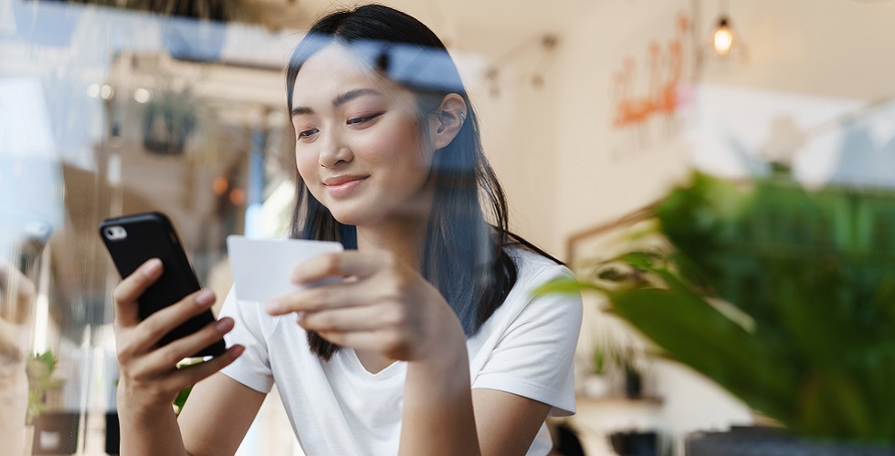 asian-woman-smartphone